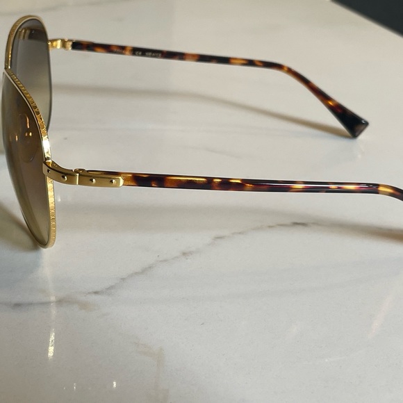 Louis Vuitton Monogram Aviator Sunglasses. - Picture 5 of 6